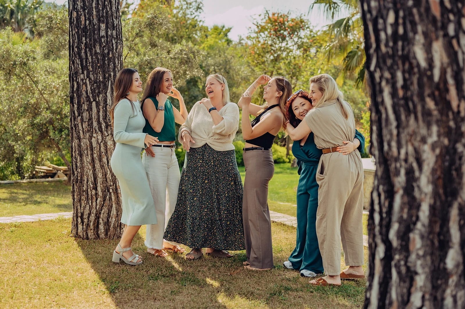 Sechs lachende Frauen unter Pinien in Bodrum